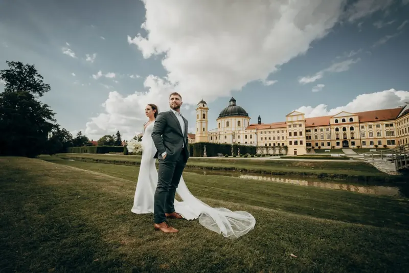 Novomanželé před zámkem – svatební fotograf Brno