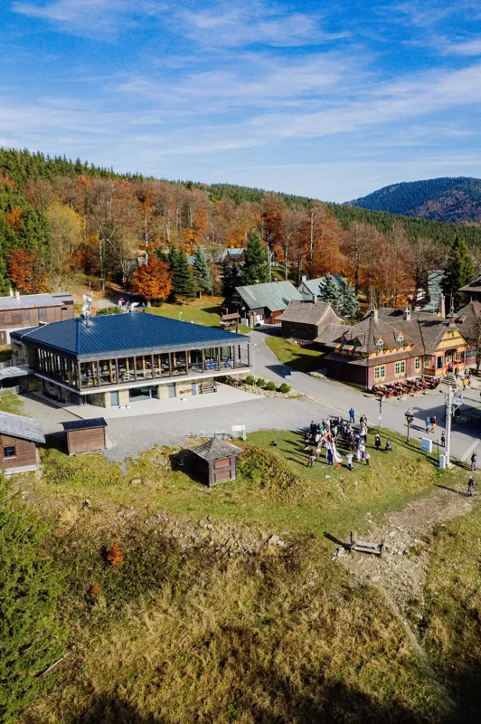 Svatební obřad v&nbsp;horách z&nbsp;pohledu dronu